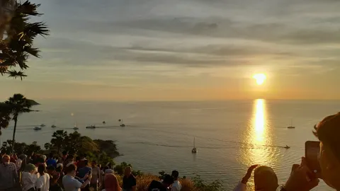 เสน่ห์แสงสุดท้ายทะเลใต้ นักท่องเที่ยวร่วมอำลาปี 2565 เคาต์ดาวน์รับปี 2566 (คลิป)