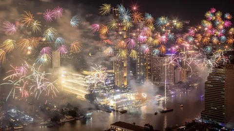 ประมวลภาพ ไอคอนสยามจุดพลุ 30,000 ดอก สุดตระการตาส่งท้ายปี 2565