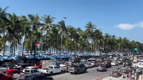 เปิดภาพ "บางแสน" หนาแน่นมาก คนแห่เดินทางมาเที่ยวฉลองปีใหม่ 2566