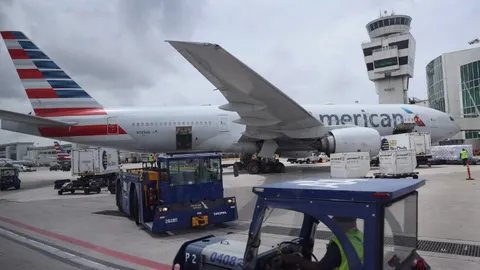 พนง.ขนกระเป๋าอเมริกัน แอร์ไลน์ โดนดูดเข้าไปในเครื่องยนต์เครื่องบิน ดับสยอง