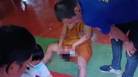 พระหนุ่มคลั่ง คว้ามีดตัดเจ้าโลกหวิดขาด แถมยิ้มร่า ไร้ความเจ็บปวด