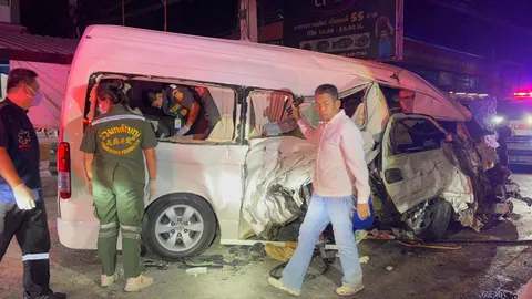 คนอุบลฯ เหมารถตู้กลับกรุง ชนปิกอัพบาดเจ็บทั้งคัน 12 คน