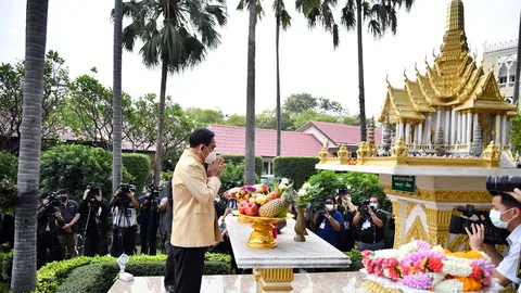 นายกฯ อธิษฐาน "ให้บ้านเมืองดี สงบสุข" หลังสักการะสิ่งศักดิ์สิทธิ์ทำเนียบฯ