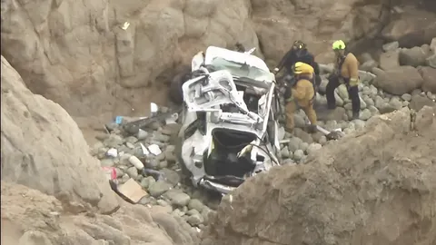 4 ชีวิตรอดปาฏิหาริย์ หลังขับรถเทสลาพุ่งตกหน้าผาลึกเกือบ 80 เมตร (คลิป)