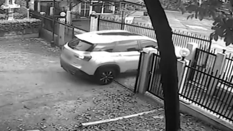 เจ้าของอพาร์ตเมนต์ งงหนัก หนุ่มนำรถมาจอด ขอเก็บ 100 กลับขับชนประตู (คลิป)