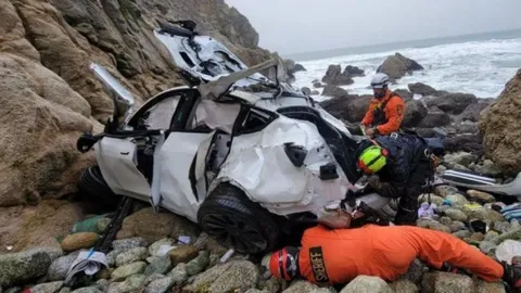 คดีพลิก รถเทสลาตกเหวในสหรัฐฯ-ตร.จับ ‘หมอ’ คนขับ ตั้งข้อหาพยายามฆ่า