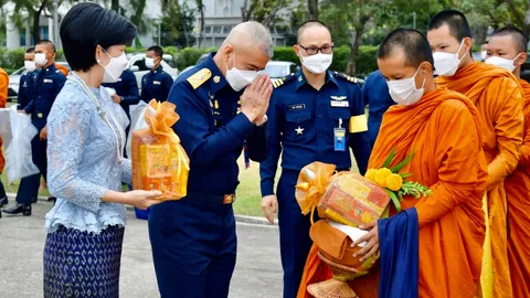 "ผบ.ทอ." ควงแม่บ้าน พร้อมกำลังพล ร่วมพิธีทำบุญตักบาตรปีใหม่ 2566