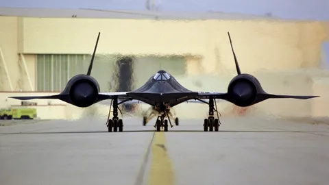 วิหกดำ Lockheed SR-71 Blackbird เครื่องบินจารกรรมเร็วสุดในสามโลก กับเรื่องแปลกประหลาดทางการบิน! 