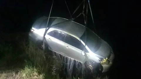 หนุ่มผงะ ไปหาปลาเจอศพติดในรถเก๋งจมอยู่ใต้น้ำ กระจกทั้ง 4 บานถูกล็อก