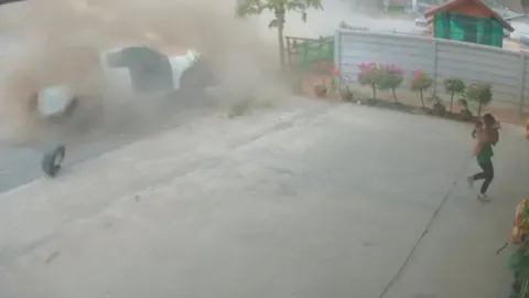  เกือบตาย สาวนั่งเล่นมือถือริมทาง ปิกอัพซิ่งมาคว่ำตรงที่นั่งพอดี (คลิป)