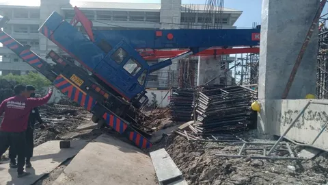 ดินยุบตัวทำรถเครนล้มในไซต์ก่อสร้างริม รพ.ราชวิถี 2 ปทุมธานี คนงานเจ็บ 3
