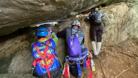 คืบหน้า 2 หนุ่มมันนิหายในป่า พบกลิ่นศพจากถ้ำแต่ตรวจไม่ได้ ยุติค้นหาชั่วคราว