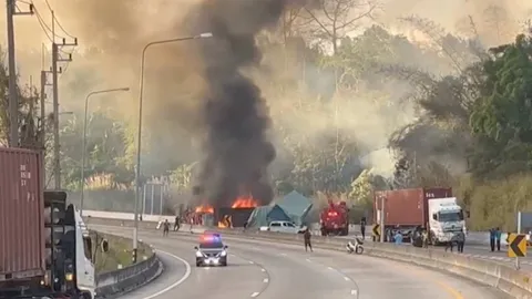 รถบรรทุกขับลงเขาโทน ชน 4 คัน รถไฟลุกคลอกคนขับเจ็บอื้อ ทำรถติดยาวหลาย ก.ม.