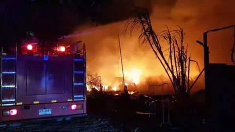 ไฟไหม้ห้องพักในร้านรับซื้อของเก่าวอด 2 หลัง เจ็บรวม 5 ราย