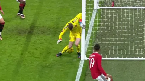 แฟนจวก 1 แข้ง ร่วมรับผิดชอบ “เด เคอา” งึกงัก ปล่อยบอลลอดขา ทำ แมนยูฯ เสียประตู (คลิป)