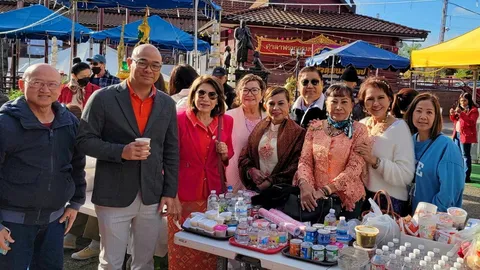 "ต่อ ศรลัมพ์" ร่วมบุญรับวันปีใหม่ ตักบาตรในวัดไทยนครลอสแอนเจลิส