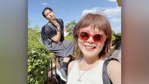 คู่รักต่างวัย ลุลา-ฟิลลิปส์ เปิดตัวปุ๊บควงแขนเติมหวาน ไกลถึงเวียงจันทน์