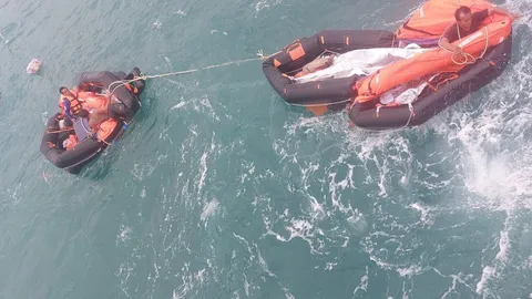 คลื่นยักษ์ซัดเรือจมทะเล 9 ลูกเรือหนีตาย ได้เรือน้ำมันช่วยส่งกลับฝั่ง