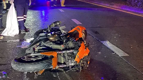 หนุ่มขี่บิ๊กไบค์พุ่งชนท้ายสิบล้อสนั่น เสียชีวิตกลางถนนนวมินทร์