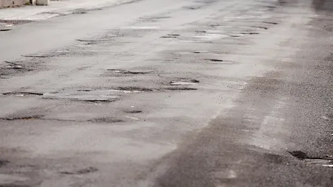 คนใช้รถใช้ถนนบ่นมา ปากซอยลาดพร้าว 6 ช่องกลางผิวถนนชำรุด ฝากเขตจตุจักรซ่อมให้ที