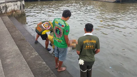 ผงะ พบศพสาวเปลือยท่อนล่างลอยติดท่าเรือ รปภ.บอกได้กลิ่นมาหลายวัน