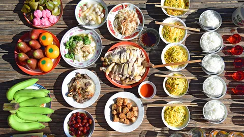 วิธีจัดโต๊ะไหว้ตรุษจีน 2566 รวมของไหว้คาว หวาน ผลไม้มงคล และวิธีไหว้ครบ!