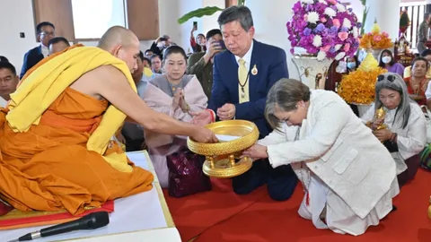 ม.ล.สราลี กิติยากร กราบนมัสการ ครูบาบุญชุ่ม ชาวพุทธนับหมื่นรอฟังธรรม