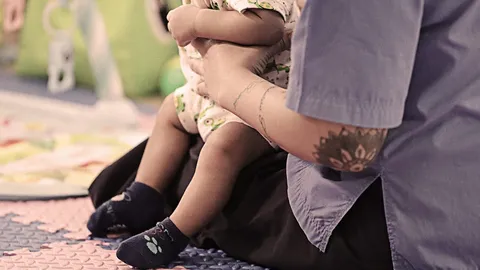 ชีวิต "ผู้ต้องขังแม่ลูกอ่อน" โซ่ตรวน 1 ปี ที่ต้องผูกลูกน้อยอยู่ใน "เรือนจำ"