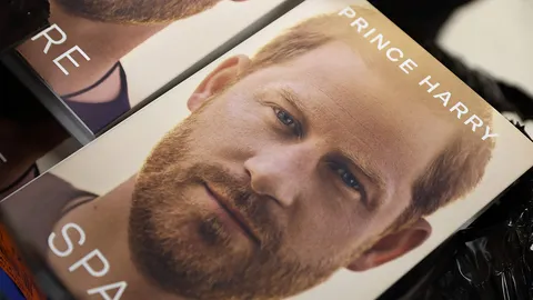 เจ้าชายแฮร์รี โปรโมตหนังสือจวกสื่อปมฆ่าตาลีบัน