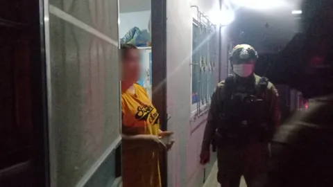 หนุ่มเมากลับบ้าน แฟนสาวโมโหคว้ามีดพกแทงหลัง ไม่หนีไปไหน-รอพบตำรวจ