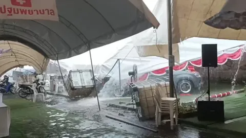 สตูลฝนถล่มหนัก พายุกระหน่ำพัดเต็นท์นาวากาชาดเสียหาย ต้องปิดร้านนาวา 1 วัน