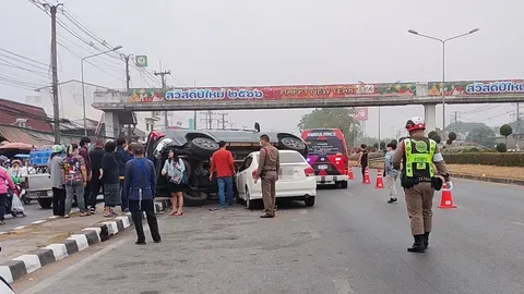 สาวหนองบัวลำภูขับเก๋ง เจอหมอกหนาตอนเช้าเสยกระบะต่อเนื่องรวม 4 คันเจ็บ 2