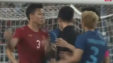 ชมคลิป 2 แข้งตัวแสบ "เวียดนาม" ผลักอก-บีบคอ "ธีราทร" นัดชิงอาเซียนคัพ รู้ชื่อแล้วว่าใคร