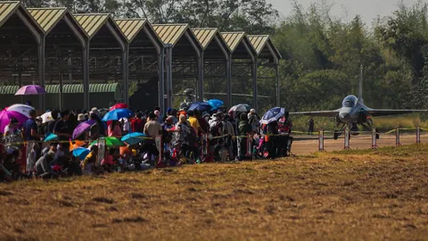 ทอ.จัดเต็ม วันเด็ก 2566 แอร์โชว์ให้น้องๆ หนูๆ ที่ ร.ร.การบินกำแพงแสน (คลิป)