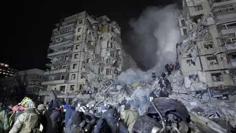 รัสเซียโจมตีระลอกใหม่ โดนอพาร์ตเมนต์ถล่ม ตายแล้ว 9 ศพ-ไฟดับหลายแคว้น