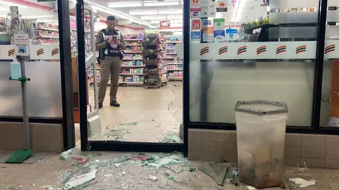 หนุ่มรัสเซียเมาคลั่ง วิ่งชนกระจกร้านเซเว่น หัวโขกวิน จยย. (คลิป)