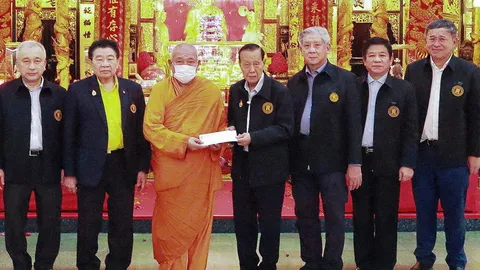 เจ้าอาวาสวัดมังกรกมลาวาส เป็นประธานในพิธีปลุกเสกแผ่นฮู้หลวงปู่ไต้ฮง