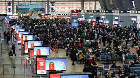 จีนเตรียมรับมือยอดโควิดพุ่งช่วงตรุษจีน หลังปชช.เดินทางกลับภูมิลำเนา