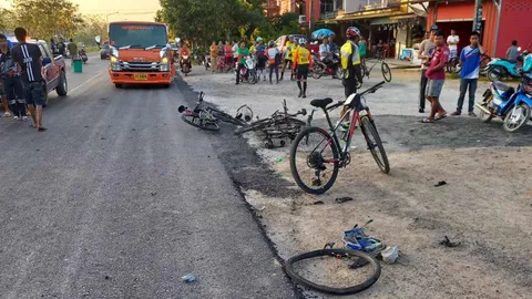 รถเก๋งหลับใน ชนกวาดนักปั่นเสือภูเขา ตาย 1 บาดเจ็บระนาว 10 คน (คลิป)