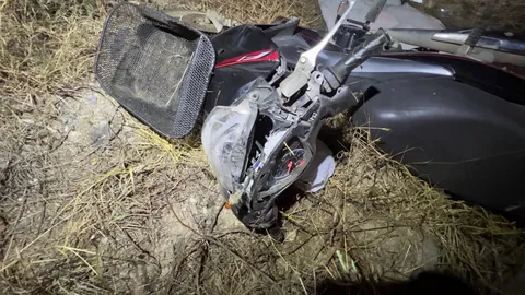 สลด หนุ่ม 15 แชตไลน์ขณะขี่ จยย. พุ่งตกร่องน้ำกลางถนน-หัวกระแทกดับ