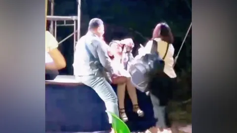 เดือดสนั่นงานบวช ผัวแจกทิปแดนเซอร์เกินงาม ทำเมียโมโหสุด บุกขอบเวทีตบหัวทิ่ม