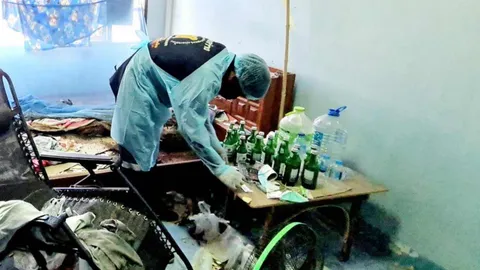 ผงะ ลุงนักดื่ม นอนตายข้างขวดเหล้านานนับเดือน กลิ่นโชยพาเจอศพ