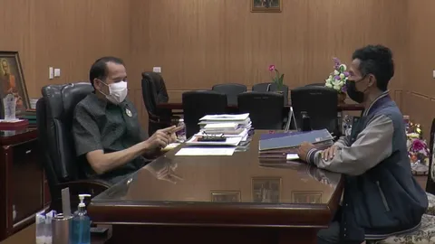 ให้ออกครูมีเซ็กซ์ นร. ล้อมคอกห้ามครูหนุ่มศิษย์สาว ทำกิจกรรมลำพัง