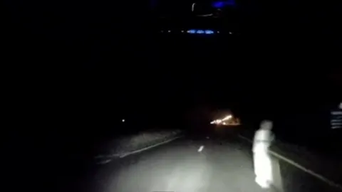 พ่อค้าผักร้องลั่นรถ หญิงชราชุดขาวถือไม้เท้าเดินตัดหน้า ยังหันมามองค้อน (คลิป)