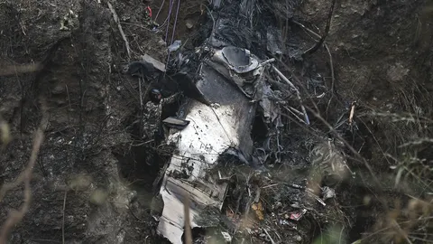 เผยนักบินต้องการเปลี่ยนรันเวย์ลงจอด ก่อนเครื่องบินตกที่เนปาล ตายหมด 72 ศพ