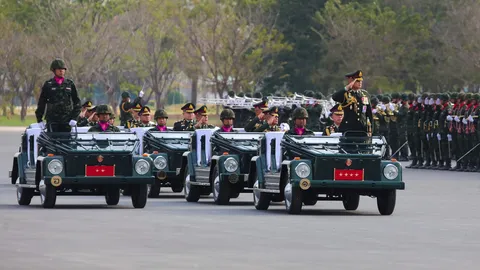 ทหาร 3 เหล่าทัพ สวนสนามปฏิญาณตนต่อธงชัยเฉลิมพล เนื่องในวันกองทัพไทย