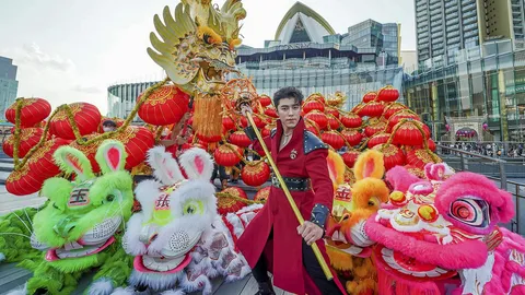 ตรุษจีนไอคอนสยาม “นาย-ณภัทร” ร่วมโชว์ เทพบุตรแดนสวรรค์ ห่มเครื่องเพชร 180 ล้าน
