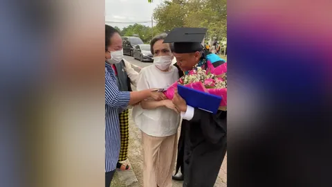 เปิดใจ บัณฑิตป้ายแดง ไวรัลเรียนจบในวันที่สาย แม่จำลูกไม่ได้แล้ว (คลิป)