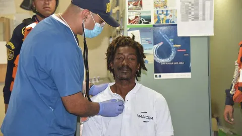 หนุ่มชาวเกาะรอดตาย นั่งเรือหลงกลางทะเล 24 วัน กินซอสมะเขือเทศประทังชีวิต (คลิป)