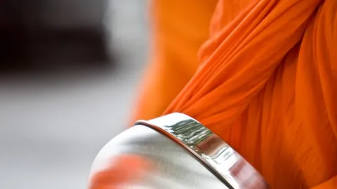 ร่มผ้าเหลือง